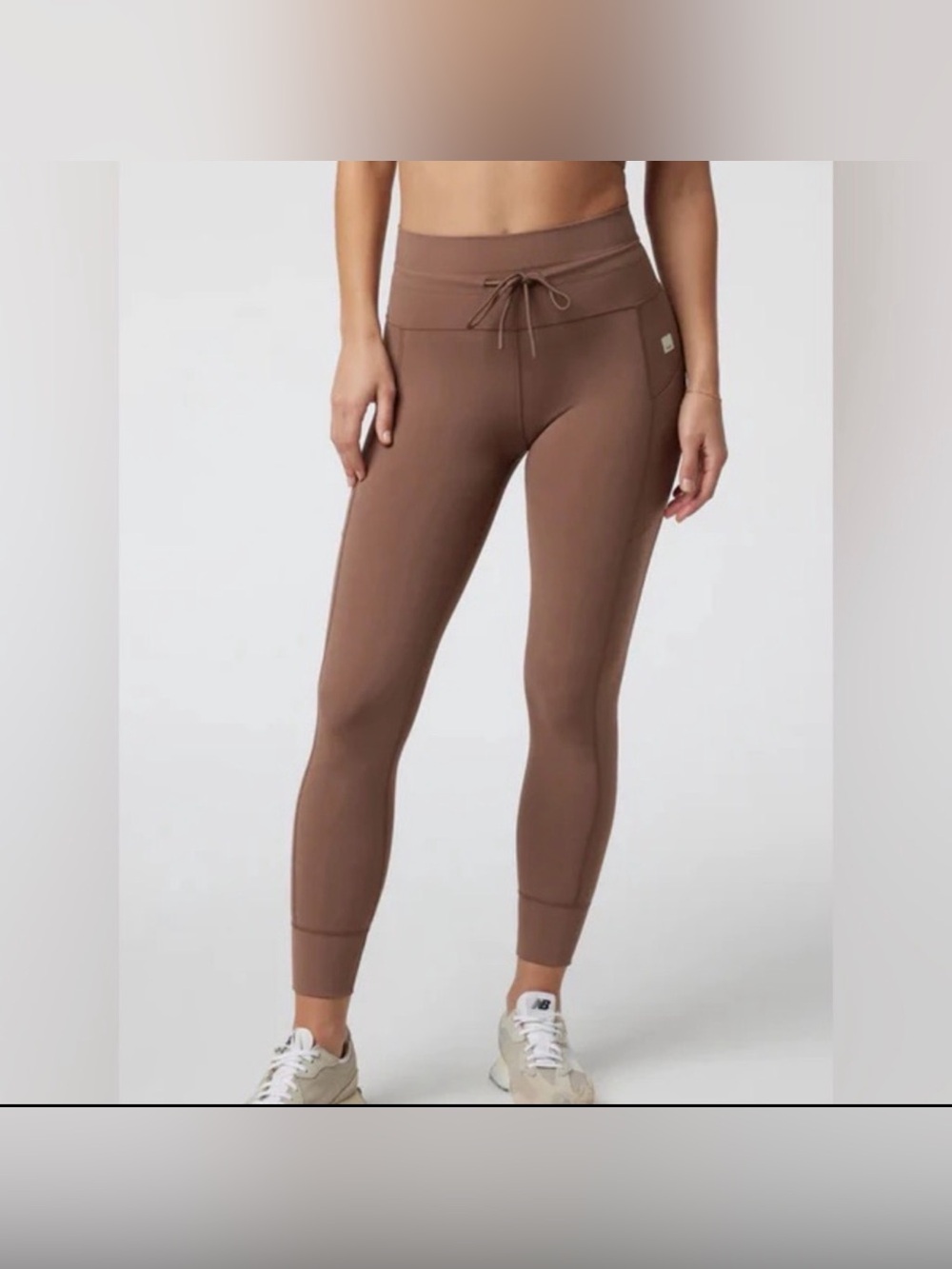 Vuori Daily Pocket Legging in Clove Size: Large